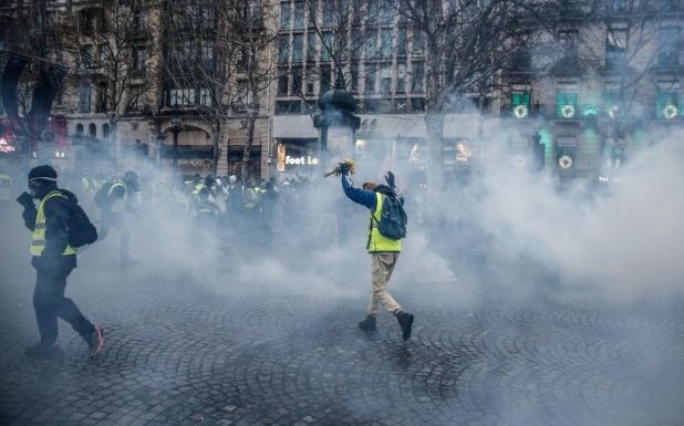 Gilets jaunes: le gouvernement français espère la fin de la crise