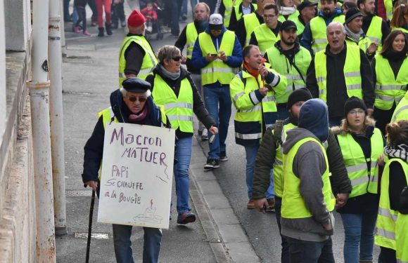Trois « gilets jaunes » en garde à vue pour un simulacre de « décapitation » de Macron en Charente