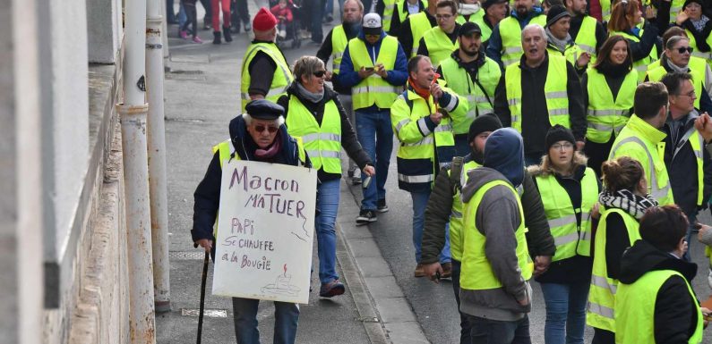 Trois « gilets jaunes » en garde à vue pour un simulacre de « décapitation » de Macron en Charente