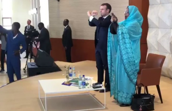 Intervenant devant 400 Tchadiennes engagées pour la cause féminine, Macron a-il fait le signe du Wakanda ?