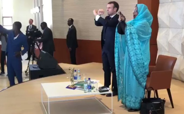 Intervenant devant 400 Tchadiennes engagées pour la cause féminine, Macron a-il fait le signe du Wakanda ?