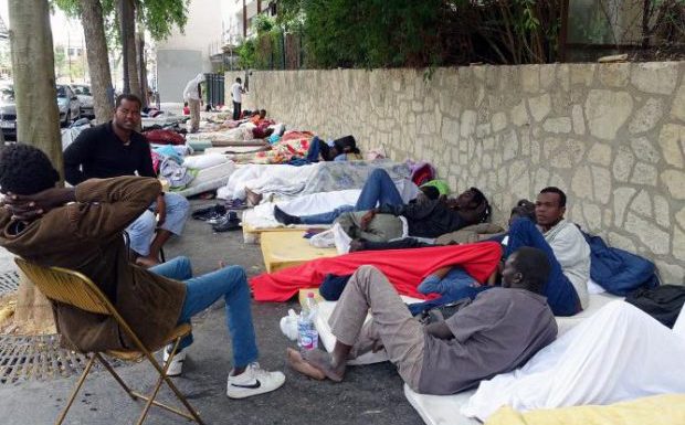 Migrants : des associations accusent l’Etat de « mise en danger délibérée »