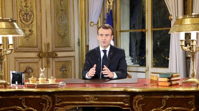 La crise sociale oblige Emmanuel Macron à se réinventer