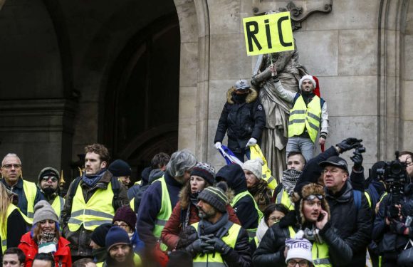 Après la retouche d’une pancarte anti-Macron par France 3, les internautes se lâchent