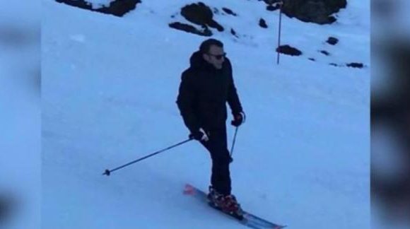 Les conseillers d’Emmanuel Macron lui recommandent d’annuler ses vacances de Noël au ski pour ne pas exciter les Gilets Jaunes