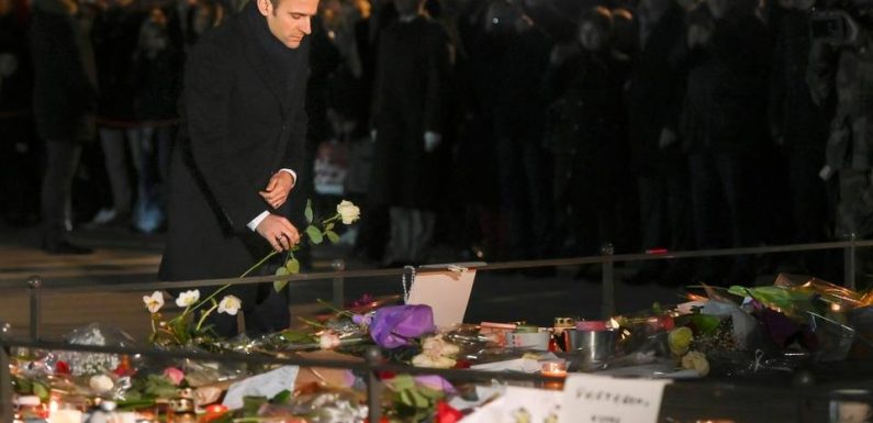Attentat à Strasbourg: Emmanuel Macron, présent sur place, dépose une rose blanche sur la place Kléber