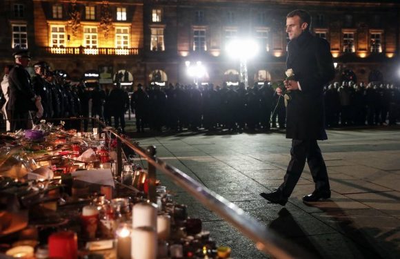 Attentat à Strasbourg: Emmanuel Macron dépose une rose blanche sur la place Kléber