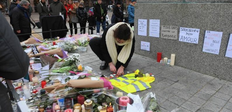 VIDEO. «Gilets jaunes»: Ils déposent un gilet jaune sur le lieu de recueillement pour les victimes de l’attentat à Strasbourg