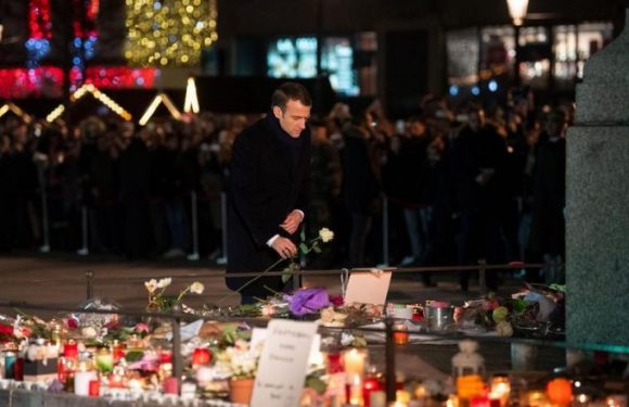 Attentat de Strasbourg: Macron dépose une rose blanche devant un mémorial improvisé