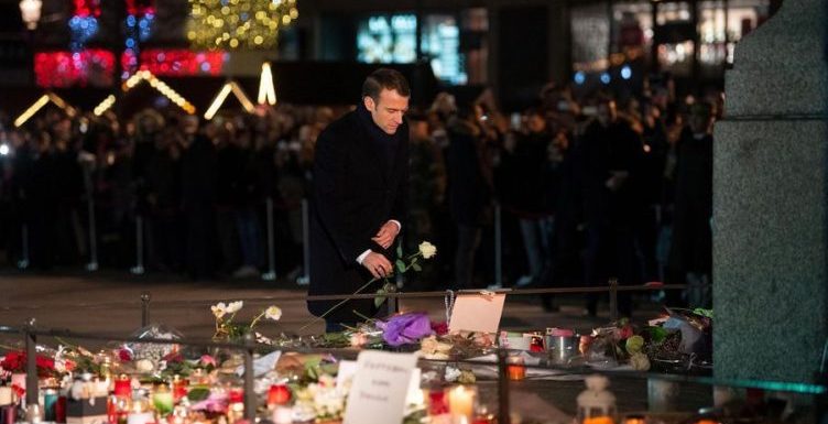 Attentat de Strasbourg: Macron dépose une rose blanche devant un mémorial improvisé