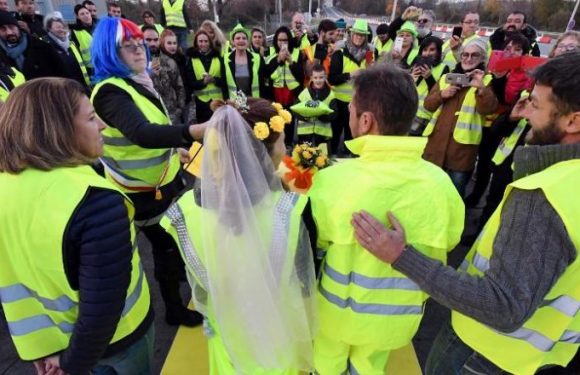 Un mariage des « gilets jaunes » sur une autoroute, découvrez les mariés en images