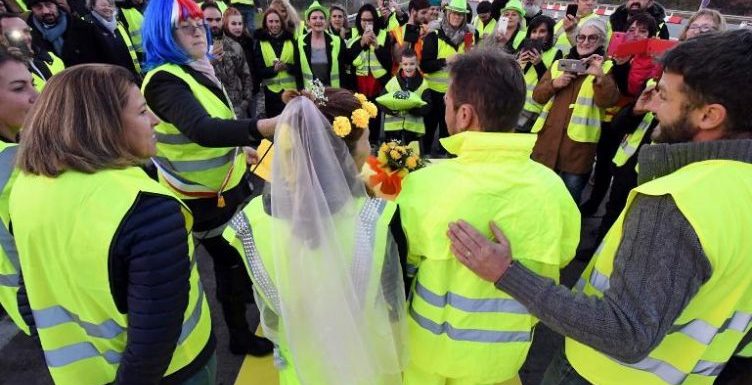 Un mariage des « gilets jaunes » sur une autoroute, découvrez les mariés en images