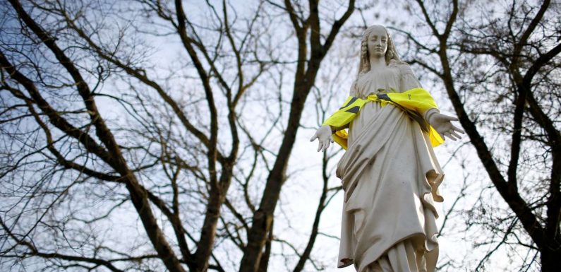 Des « gilets jaunes » près de Nantes : « il nous lâche des miettes de pain »