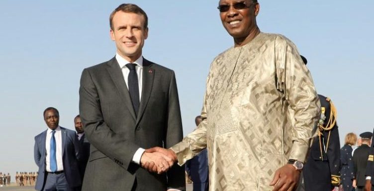 Au Tchad, Emmanuel Macron rend visite aux hommes de Barkhane