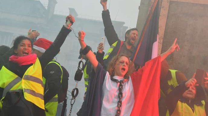 « Gilets jaunes » : un mort et une mobilisation en demi-teinte pour l’« acte VI »