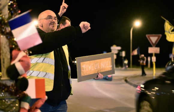 Dinde, bûche et messe de Noël : dans l’ex-bassin minier, des « gilets jaunes » réveillonnent sur leur rond-point