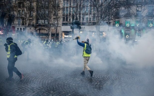 Des milliers de «gilets jaunes» manifestent en France