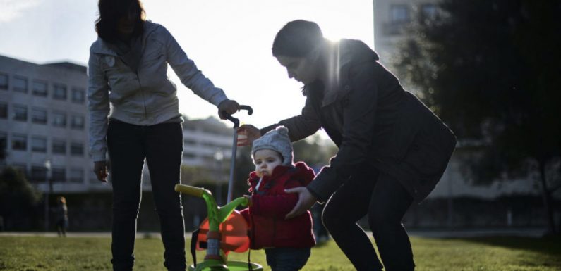 Irlande : les mères lesbiennes apparaîtront bientôt sur le certificat de naissance de leur enfant