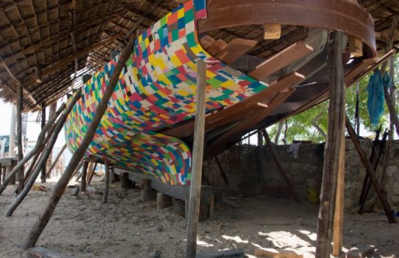 Kenya : un bateau construit avec des tongs pour lutter contre la pollution plastique