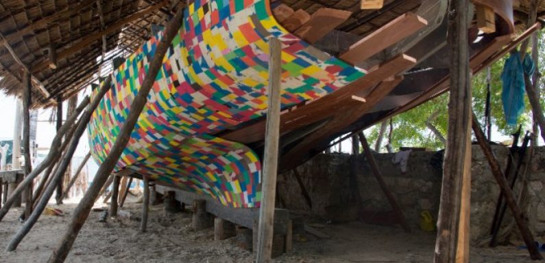 Kenya : un bateau construit avec des tongs pour lutter contre la pollution plastique