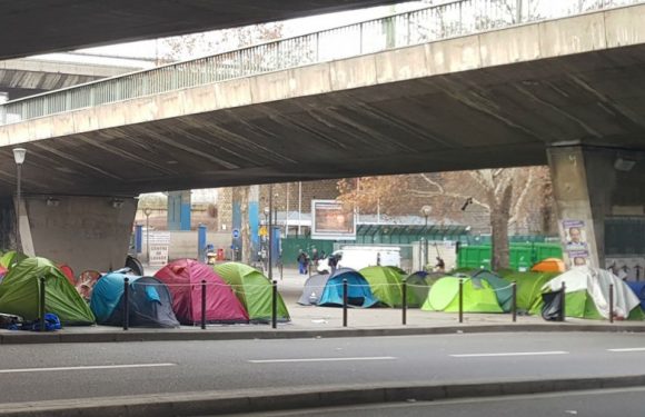 À Paris, plus de 2 000 migrants dorment sur les trottoirs