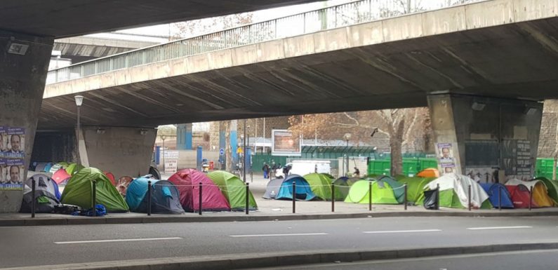 À Paris, plus de 2 000 migrants dorment sur les trottoirs