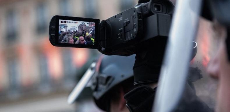 « On est dans la même galère ! »: Journaliste pigiste, ma vie sur les ronds-points avec des gilets jaunes