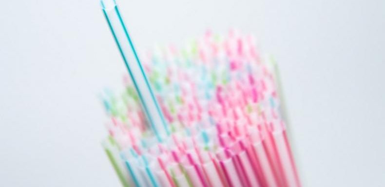 Ustensiles en plastique : la macronie prête à reculer d’un an l’interdiction