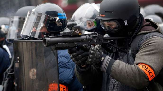 « Le lanceur de balle de défense est devenu l’armement ordinaire des forces de police »