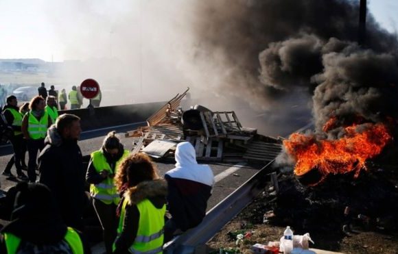 Euro falls as ‘gilets jaunes’ protests hit French economy