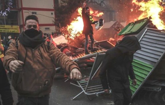 French Gilets Jaunes: Ministry broken into amid fresh protests