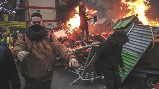 French Gilets Jaunes: Ministry broken into amid fresh protests