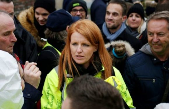 Visite de Macron à Bourgtheroulde (27) : les Gilets Jaunes reçoivent l’ordre de retirer leur gilet sous peine de « 135 euros d’amende »