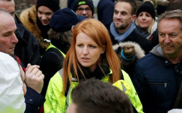 Visite de Macron à Bourgtheroulde (27) : les Gilets Jaunes reçoivent l’ordre de retirer leur gilet sous peine de « 135 euros d’amende »