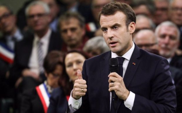 Emplacement, sélection orientée des maires et questions imposées, l’envers du décor de la rencontre du président avec les maires à Bourgtheroulde