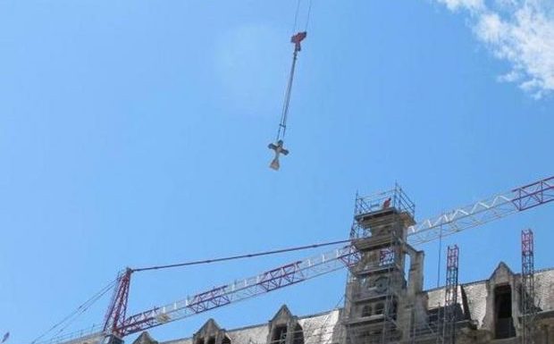 Poitiers (86) : La croix d’un monument historique retirée au nom de la laïcité aurait fini à la déchetterie