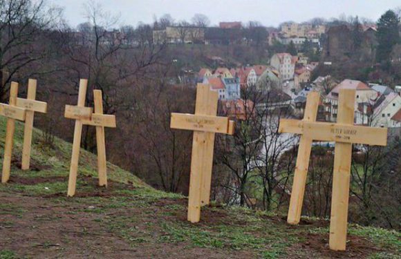 Bautzen (All.) : des inconnus ont planté des croix portant les noms de victimes tuées par des migrants