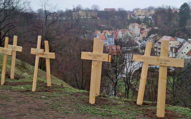 Bautzen (All.) : des inconnus ont planté des croix portant les noms de victimes tuées par des migrants