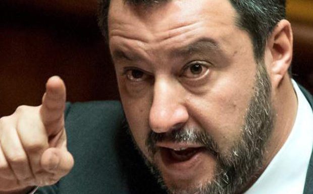 Naples : Un migrant nigérian agresse une femme en pleine rue, la police le sauve du lynchage. Salvini: « On va le renvoyer dans son pays! »