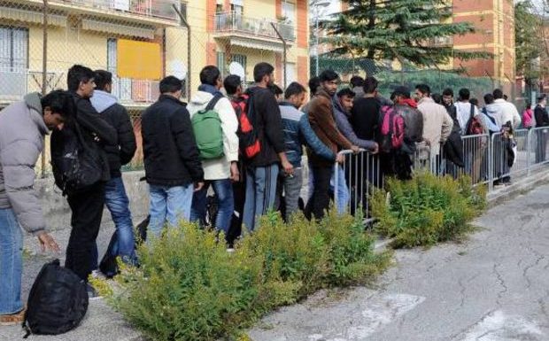 Italie : un employé d’un centre d’accueil séquestré, battu et menacé avec un couteau par des migrants qui réclamaient de l’argent