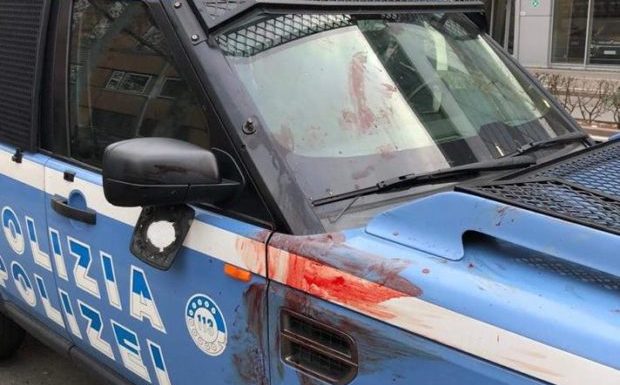 Bolzano (It.) : Armé d’un bâton, un Togolais nu saccage des voitures et agresse des policiers (Vidéo)