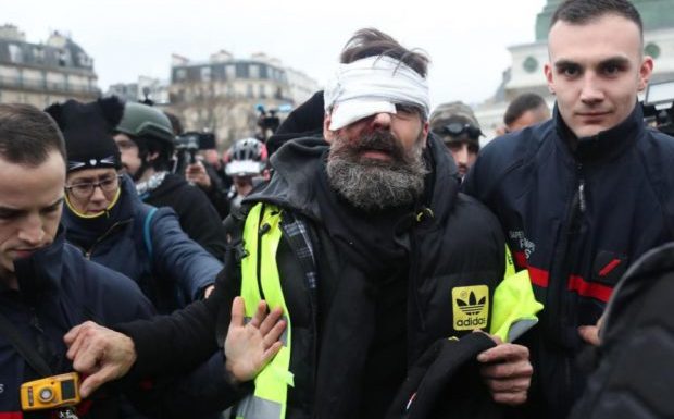Gilet jaune blessé à Bastille : un policier a bien tiré avec un «LBD»