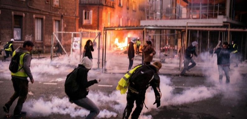 Gilets jaunes : le maire LR de Toulouse infiltré parmi des casseurs