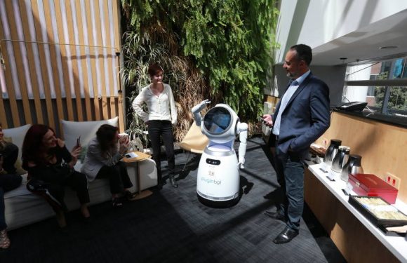 Robô vira atendente de hotel cinco estrelas em área nobre de São Paulo