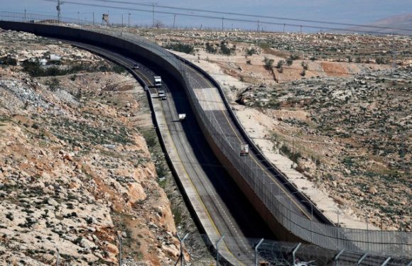 Près de Jérusalem, Israéliens et Palestiniens roulent séparés par un mur