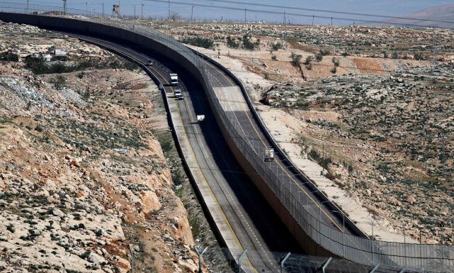 Près de Jérusalem, Israéliens et Palestiniens roulent séparés par un mur