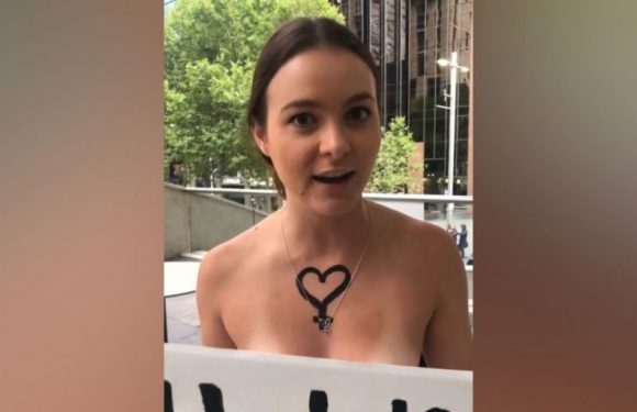 Des Australiennes manifestent seins nus pour accueillir la Saoudienne Rahaf
