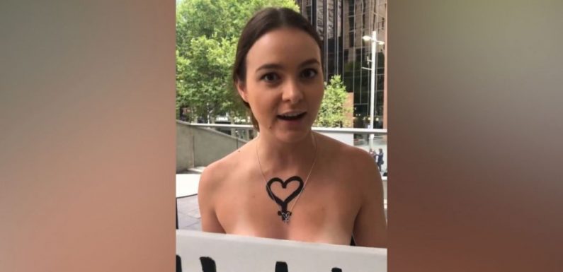 Des Australiennes manifestent seins nus pour accueillir la Saoudienne Rahaf