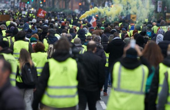 « Nous irons plus loin » : les « gilets jaunes » écrivent à Emmanuel Macron et annoncent un acte 8