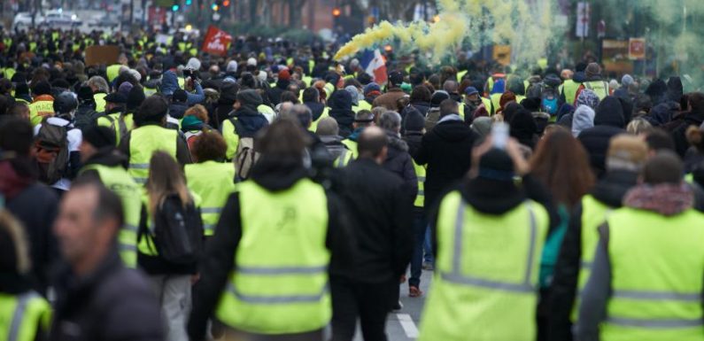 « Nous irons plus loin » : les « gilets jaunes » écrivent à Emmanuel Macron et annoncent un acte 8